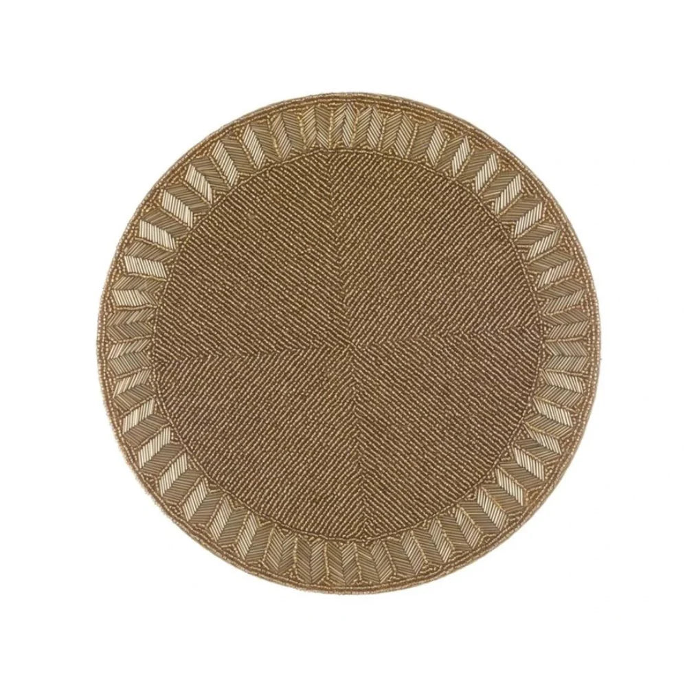 Sottopiatto rotondo decorativo Blanc Mariclo interamente ricamato con perline dorate. Presenta un motivo centrale a raggiera geometrica e una bordura esterna con decoro a spina di pesce. Design lussuoso.