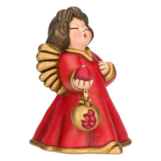 L'Angelo Centenario Contessa Lene Thun è una preziosa scultura in ceramica "Limited Edition" che indossa una veste rossa con bordi dorati e sorregge un melograno simbolo di abbondanza. Questa statuetta da collezione, rifinita nei minimi dettagli con ali dorate e capelli bruni, rappresenta un pezzo unico ed elegante del marchio Thun perfetto come regalo esclusivo o decorazione natalizia.