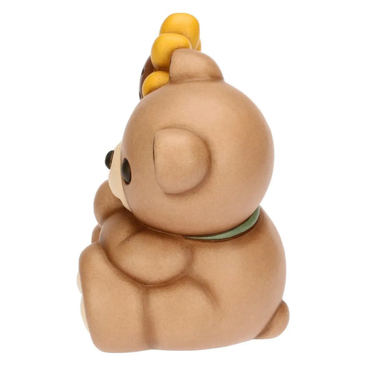 Profilo destro del Teddy THUN con girasole. Dettaglio del collarino verde dipinto, della zampa tonda e della finitura lucida della ceramica.