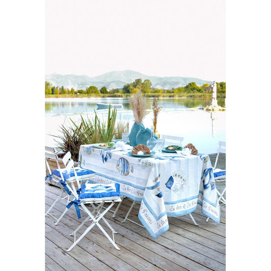 Ambientazione con la tovaglia Blanc Mariclo' linea "La Mer et Les Poissons" in stile marinière. Stampa con pesci tropicali illustrati in azzurro e beige su fondo a righe orizzontali celesti. Bordo decorativo con scritte calligrafiche.