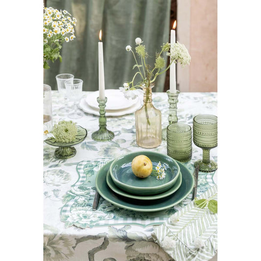 Tovaglia Blanc Mariclo' linea Erborista in stile botanico vintage. Stampa con erbe officinali, fiori di campo e farfalle su fondo neutro. Arredo tavola elegante per un look naturale e country.