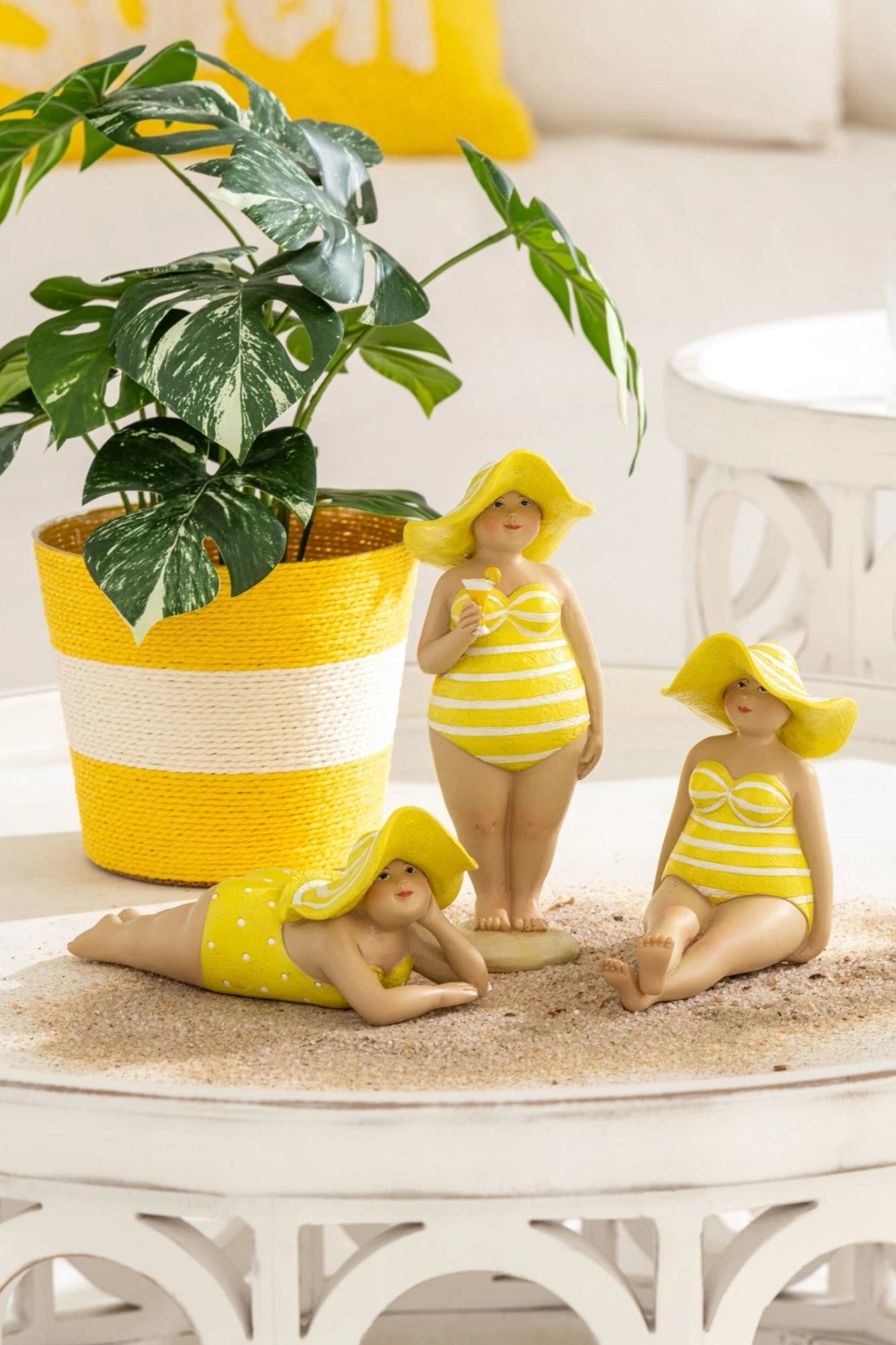 Coppia di vasi portavasi a righe in carta intrecciata firmati Jolipa, caratterizzati da un design ecosostenibile e vivace con ampie bande orizzontali color bianco e verde e bianco e giallo. Questi cestini decorativi portafiori offrono una trama materica intrecciata dal gusto naturale, ideale come originale coprivaso per piante o pratico svuotatasche per arredare ambienti interni dallo stile fresco e moderno.