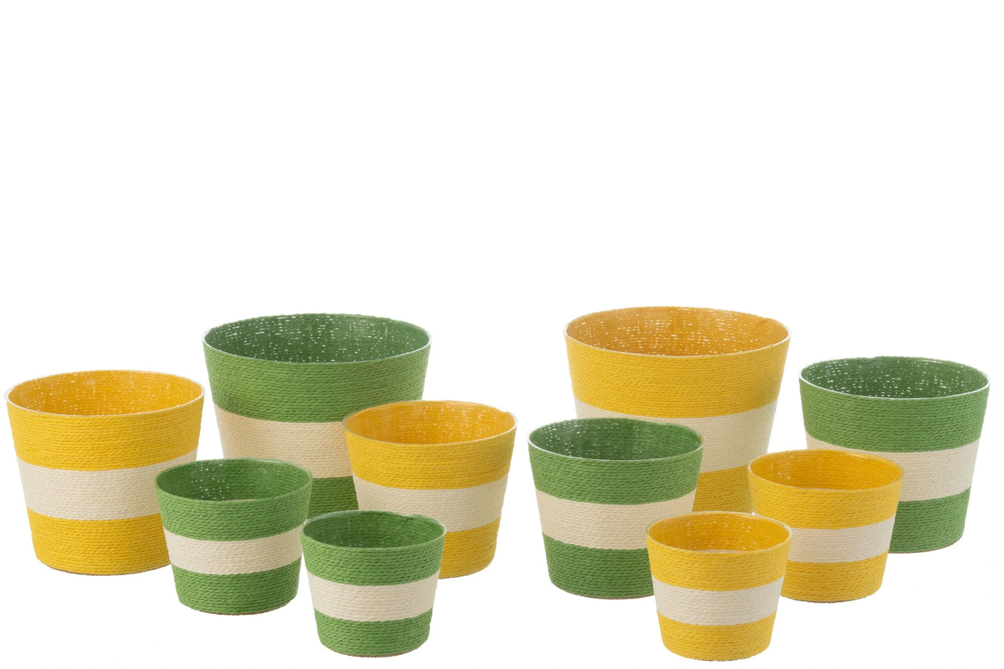 Coppia di vasi portavasi a righe in carta intrecciata firmati Jolipa, caratterizzati da un design ecosostenibile e vivace con ampie bande orizzontali color bianco e verde e bianco e giallo. Questi cestini decorativi portafiori offrono una trama materica intrecciata dal gusto naturale, ideale come originale coprivaso per piante o pratico svuotatasche per arredare ambienti interni dallo stile fresco e moderno.