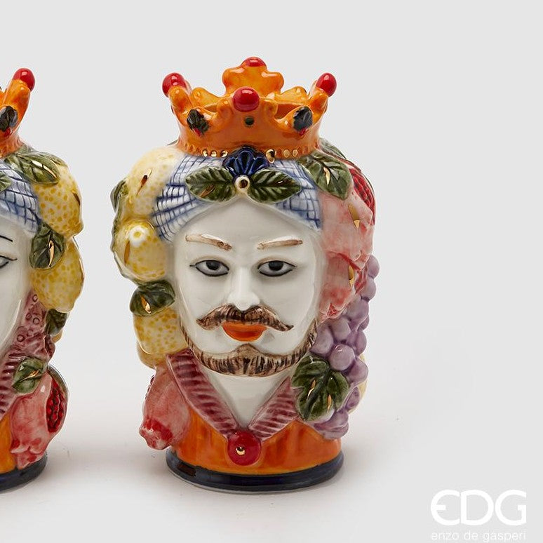 Variante Lui del vaso Teste di Moro EDG Enzo de Gasperi in porcellana colorata. Lui con corone gialle, dettagli in arancione e applicazioni di frutta. Arredo siciliano moderno e artigianale.