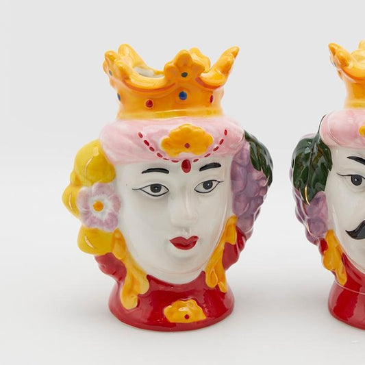 Dettaglio della variante del vaso Teste di Moro EDG Enzo de Gasperi in porcellana colorata. Lei con corone gialle, dettagli in rosso e applicazioni floreali. Arredo siciliano moderno e artigianale.