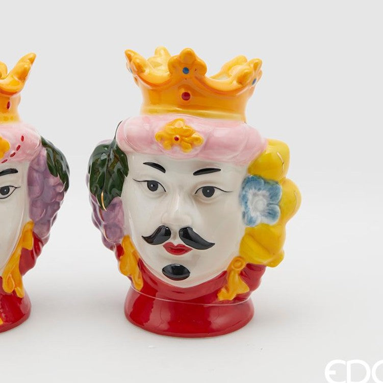 Dettaglio della variante del vaso Teste di Moro EDG Enzo de Gasperi in porcellana colorata. Lui con corone gialle, dettagli in rosso e applicazioni floreali. Arredo siciliano moderno e artigianale.