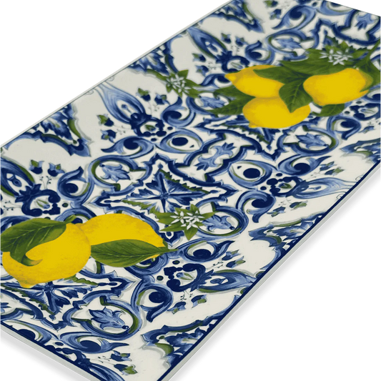 Primo piano del decoro artigianale del vassoio Fantasia Siciliana blu. Dettaglio ravvicinato che mostra la qualità della smaltatura, i motivi geometrici e la vivacità del blu cobalto e del verde.