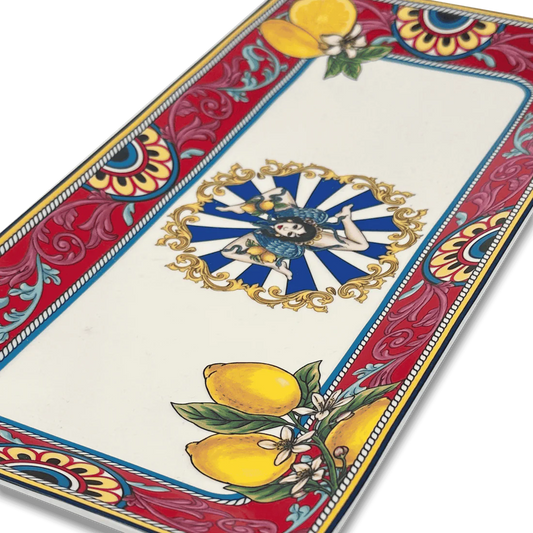 Primo piano della decorazione artigianale sul vassoio Fantasia Siciliana. Il dettaglio evidenzia la brillantezza dello smalto e la precisione dei motivi ornamentali tipici dell'artigianato siciliano.