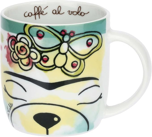 Questa mug in porcellana della collezione THUN x Frida Kahlo unisce la tenerezza del classico Teddy THUN alla forza espressiva dell'artista messicana. Il decoro centrale ritrae il celebre orsetto con l'iconica corona di fiori e uno stile ispirato ai dipinti di Frida, circondato da farfalle e fiori variopinti su un fondo bianco luminoso. Realizzata in porcellana di alta qualità, questa tazza è un pezzo da collezione ideale per chi desidera una colazione che celebri l'arte