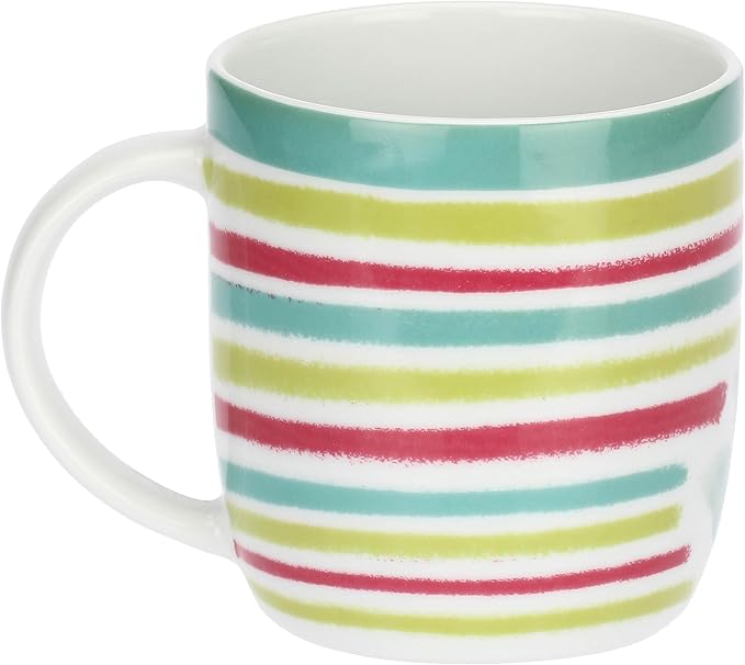Questa mug in porcellana della collezione THUN x Frida Kahlo unisce la tenerezza del classico Teddy THUN alla forza espressiva dell'artista messicana. Il decoro centrale ritrae il celebre orsetto con l'iconica corona di fiori e uno stile ispirato ai dipinti di Frida, circondato da farfalle e fiori variopinti su un fondo bianco luminoso. Realizzata in porcellana di alta qualità, questa tazza è un pezzo da collezione ideale per chi desidera una colazione che celebri l'arte