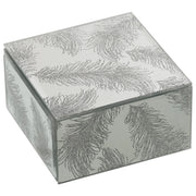 Portagioie quadrato in vetro specchiato interamente decorato con motivo di piume glitterate argentate su tutte le facce. Scatola portagioie elegante firmata E-Camacho, ideale come oggetto d'arredo glamour o idea regalo raffinata.