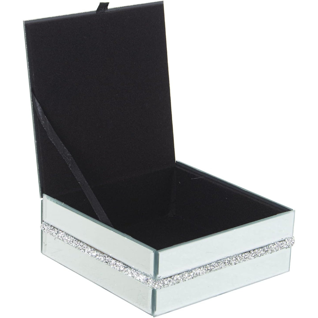 Portagioie quadrato in vetro specchiato con coperchio liscio e nastro nero per l'apertura, decorato lungo il bordo da una striscia di brillantini trasparenti incastonati. Scatola portagioie elegante firmata E-Camacho, ideale come oggetto d'arredo glamour o idea regalo raffinata.