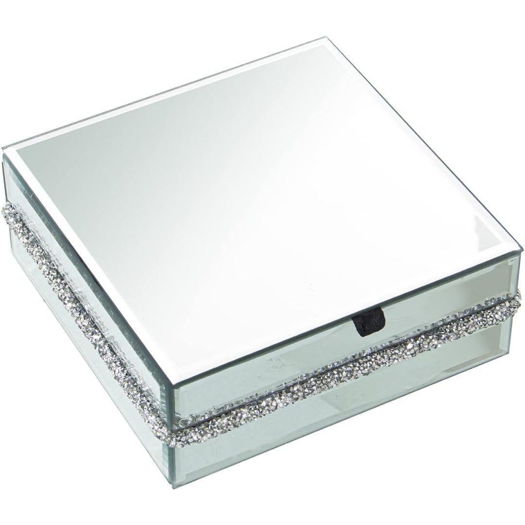 Portagioie quadrato in vetro specchiato con coperchio liscio e nastro nero per l'apertura, decorato lungo il bordo da una striscia di brillantini trasparenti incastonati. Scatola portagioie elegante firmata E-Camacho, ideale come oggetto d'arredo glamour o idea regalo raffinata.