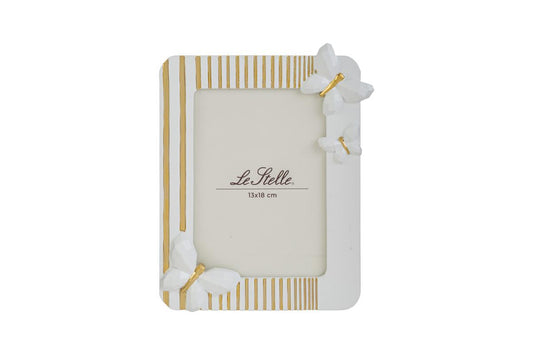 Questo raffinato portafoto in resina bianca firmato Le Stelle presenta un design moderno impreziosito da eleganti decorazioni a farfalla in rilievo e sottili linee dorate. La cornice rettangolare è perfetta per esporre fotografie di formato 13x18 cm, aggiungendo un tocco delicato e sofisticato a qualsiasi ambiente della casa. Grazie alla sua estetica curata, rappresenta un'idea regalo ideale per cerimonie o come complemento d'arredo per interni dallo stile contemporaneo.