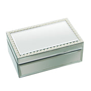 Portagioie rettangolare in vetro specchiato con coperchio bordato lungo tutto il perimetro da una fila di perle bianche. Scatola portagioie elegante firmata E-Camacho, ideale come oggetto d'arredo raffinato o idea regalo.