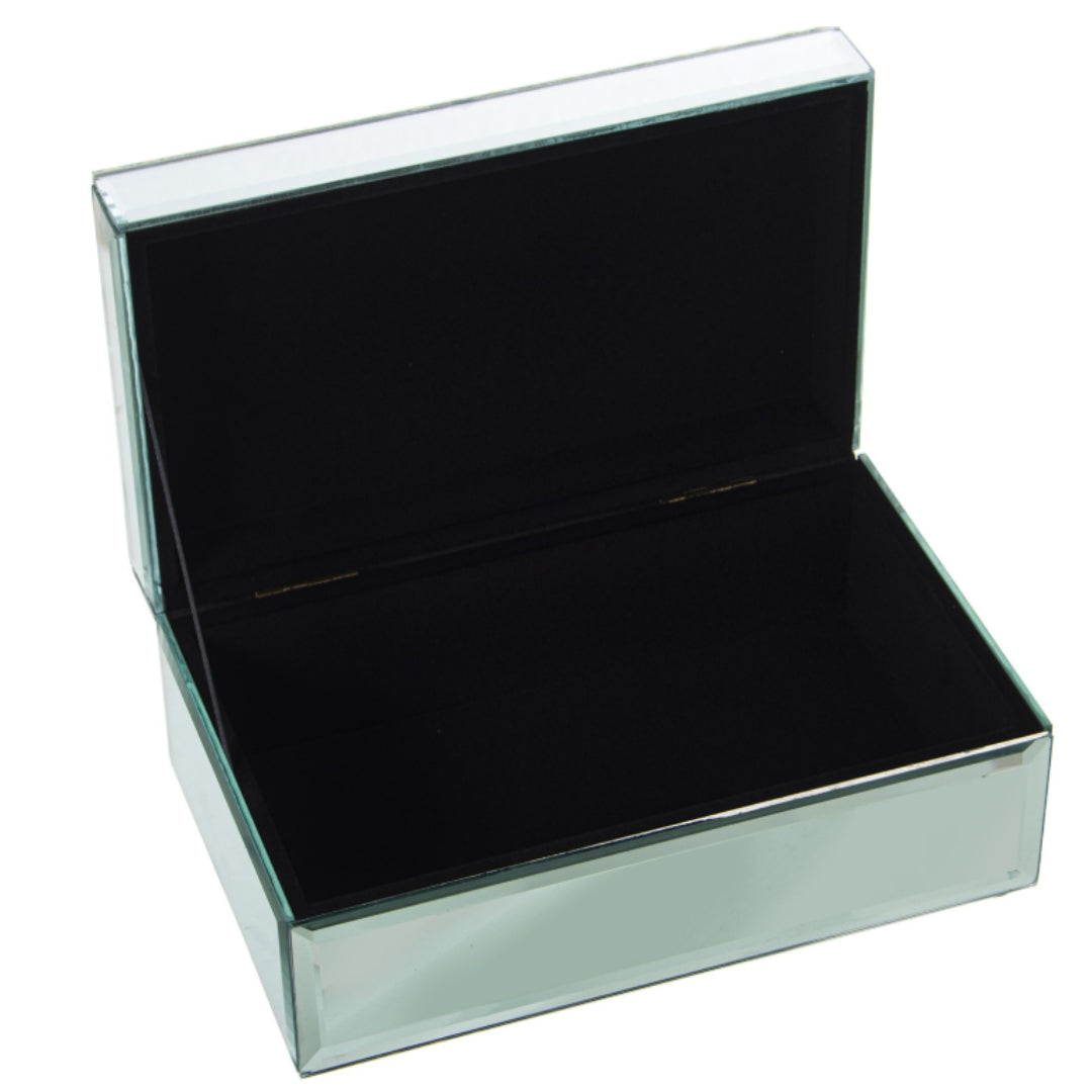 Portagioie rettangolare in vetro specchiato, con due fasce laterali sul coperchio interamente incastonate di diamantini trasparenti in rilievo. Scatola portagioie elegante firmata E-Camacho, ideale come oggetto d'arredo glamour o idea regalo raffinata.