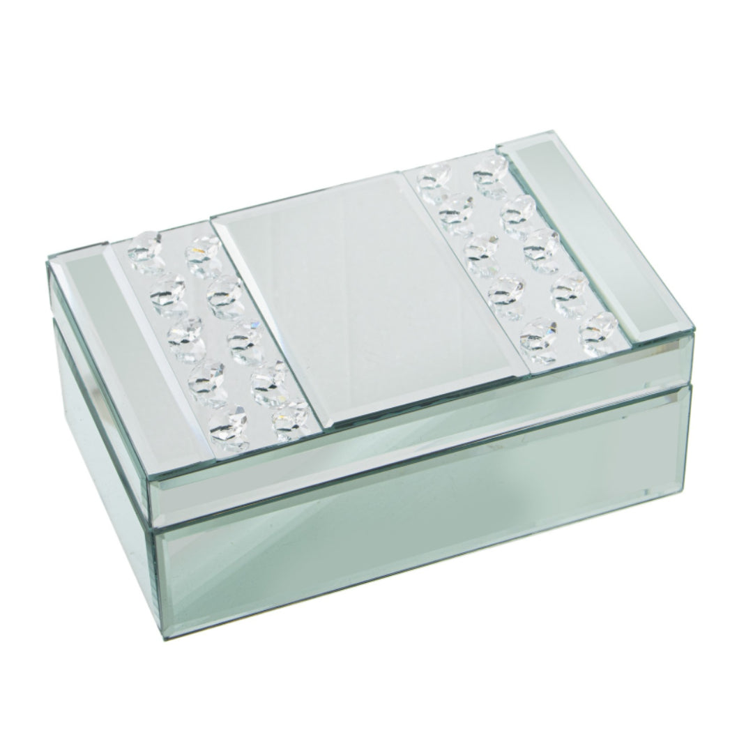 Portagioie rettangolare in vetro specchiato, con due fasce laterali sul coperchio interamente incastonate di diamantini trasparenti in rilievo. Scatola portagioie elegante firmata E-Camacho, ideale come oggetto d'arredo glamour o idea regalo raffinata.