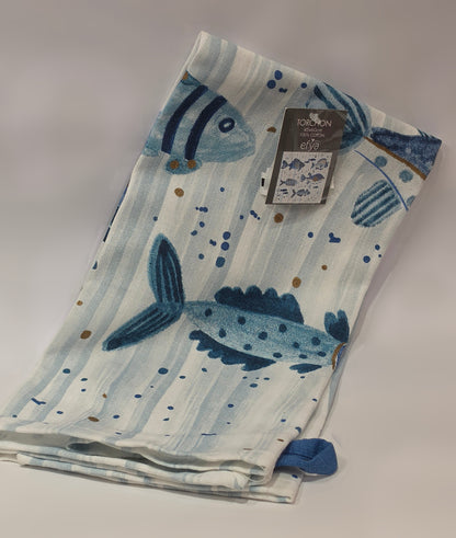 Strofinaccio da cucina in puro cotone del marchio Efya, caratterizzato da una fantasia marina con pesciolini decorativi stampati in varie tonalità di blu e azzurro. Il canovaccio presenta uno sfondo a righe verticali sfumate arricchito da piccoli pois e include una pratica asola blu nell'angolo inferiore per appenderlo comodamente.