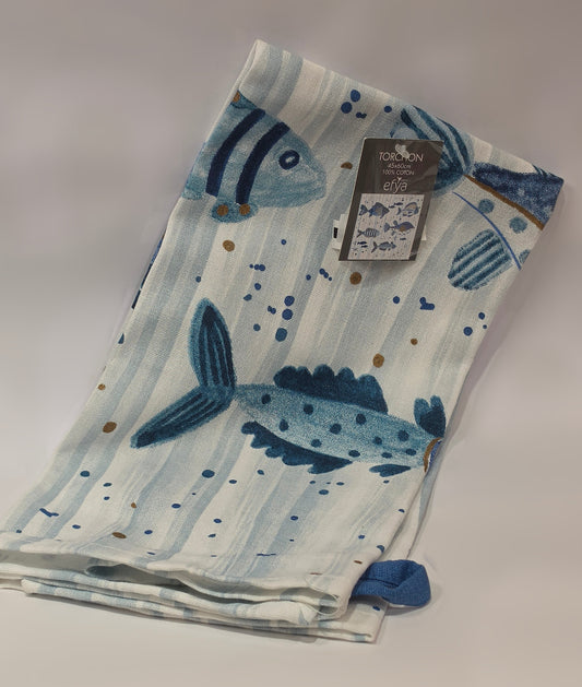 Strofinaccio da cucina in puro cotone del marchio Efya, caratterizzato da una fantasia marina con pesciolini decorativi stampati in varie tonalità di blu e azzurro. Il canovaccio presenta uno sfondo a righe verticali sfumate arricchito da piccoli pois e include una pratica asola blu nell'angolo inferiore per appenderlo comodamente.