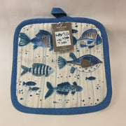 Presina da cucina quadrata in cotone caratterizzata da una fantasia a tema marino con pesciolini stampati in varie tonalità di blu, azzurro e dettagli ocra. Il tessile presenta uno sfondo a righe verticali sfumate, un bordo perimetrale blu e una pratica asola superiore per appenderla comodamente in cucina.