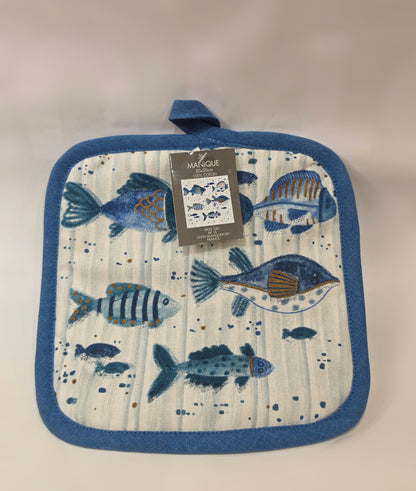 Presina da cucina quadrata in cotone caratterizzata da una fantasia a tema marino con pesciolini stampati in varie tonalità di blu, azzurro e dettagli ocra. Il tessile presenta uno sfondo a righe verticali sfumate, un bordo perimetrale blu e una pratica asola superiore per appenderla comodamente in cucina.