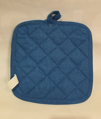 Presina da cucina quadrata in cotone caratterizzata da una fantasia a tema marino con pesciolini stampati in varie tonalità di blu, azzurro e dettagli ocra. Il tessile presenta uno sfondo a righe verticali sfumate, un bordo perimetrale blu e una pratica asola superiore per appenderla comodamente in cucina.