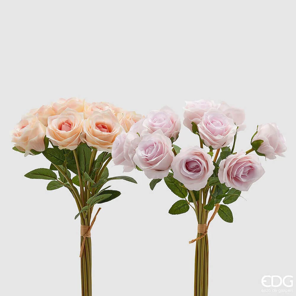 Mazzo di rose sintetiche edg in tonalità assortite pesca e rosa, con foglie verdi seghettate e legatura in rafia naturale. Composizione floreale artificiale, ideale per l’home décor e come idea regalo.
