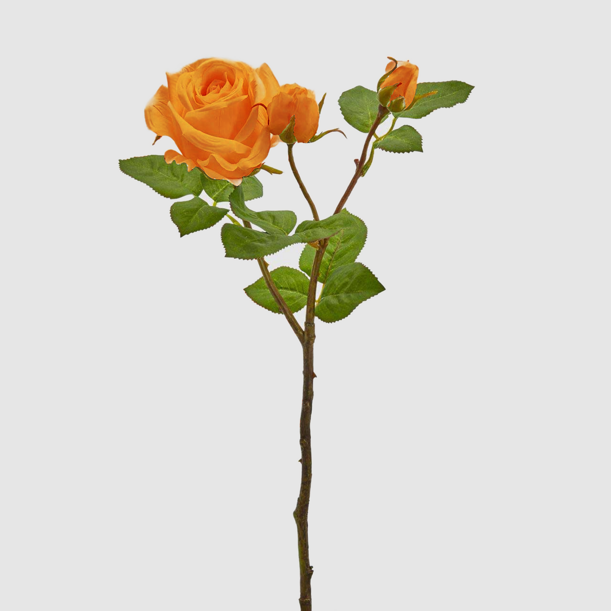 Ramo di rosa artificiale color arancio-pesca con petali ondulati, boccioli chiusi e foglie verdi dentellate su stelo ramificato. Elemento decorativo floreale, ideale per l’home décor e come idea regalo