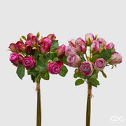 Mazzo di rose artificiali dai petali sfumati malva e fucsia, con foglie verdi seghettate e legatura in rafia naturale. Composizione floreale artificiale dal effetto bicolore, ideale per l’home décor e come idea regalo.