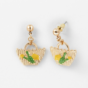 Orecchini pendenti BySimon della collezione Etna in oro rosa, con charm a forma di borsetta smaltata bianca decorata con motivi di limoni e fichi d'india.