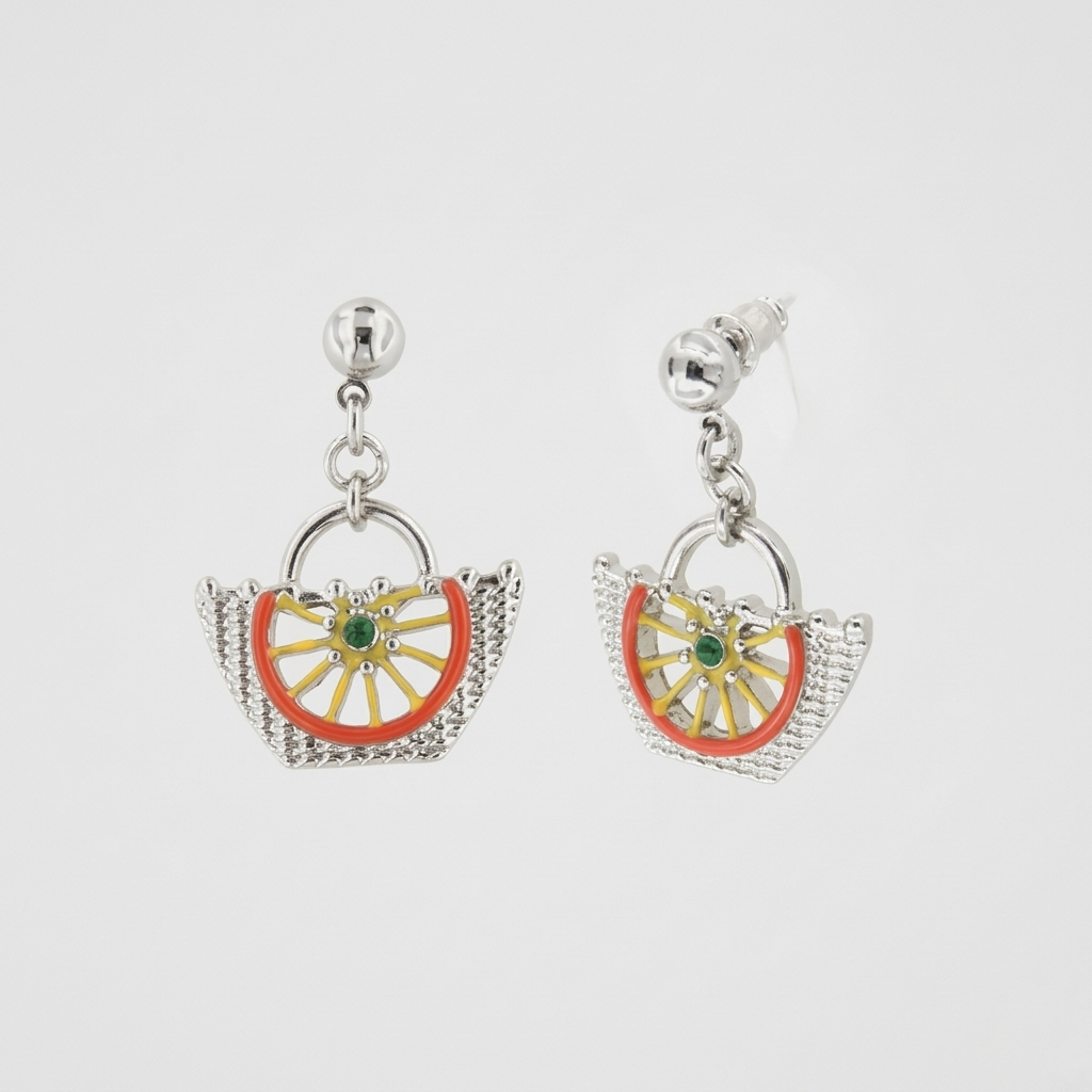 Orecchini pendenti BySimon della collezione Etna in argento, con charm a forma di borsetta intrecciata decorata con il motivo della ruota del carretto siciliano in smalto rosso, giallo e verde.