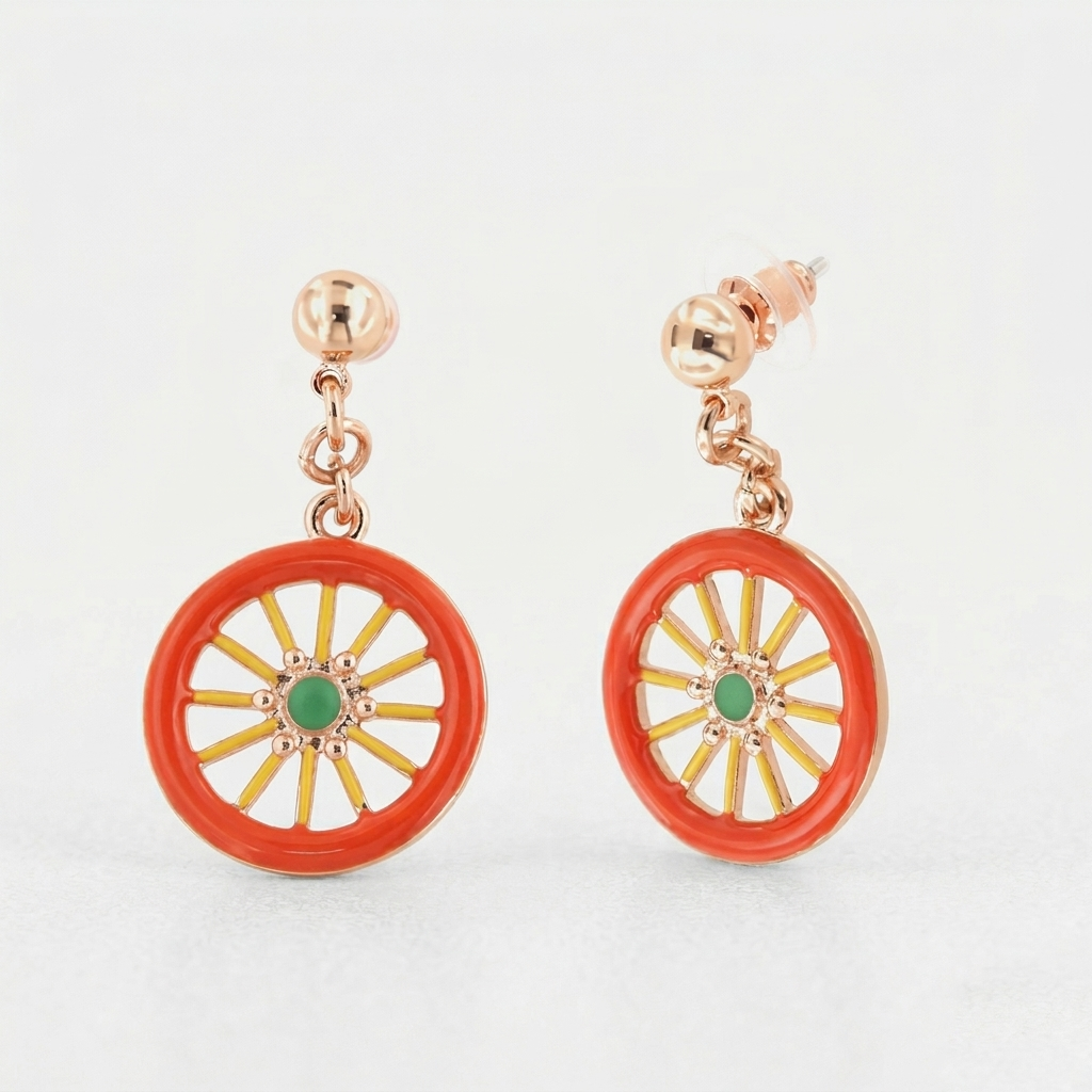 Orecchini pendenti BySimon della collezione Etna in oro rosa con ciondolo a forma di ruota del carretto siciliano smaltata in rosso e giallo con centro verde.