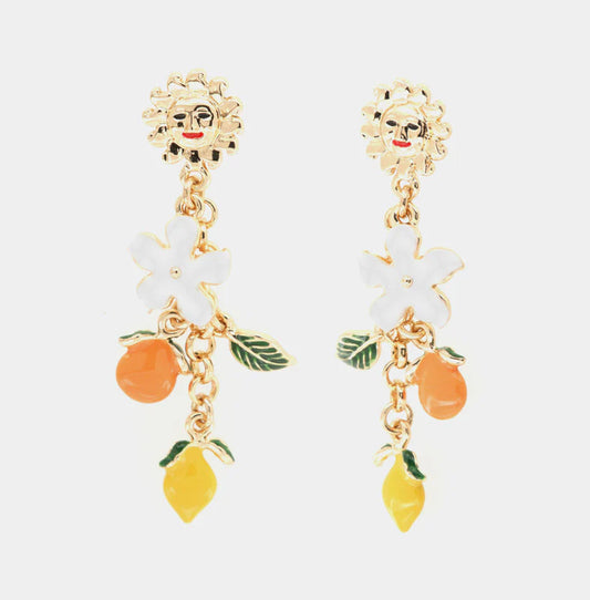 Orecchini BySimon della collezione Trinacria con base a sole, pendenti dorati impreziositi da  un fiore bianco, foglioline verdi e charm a forma di arancia e limone.