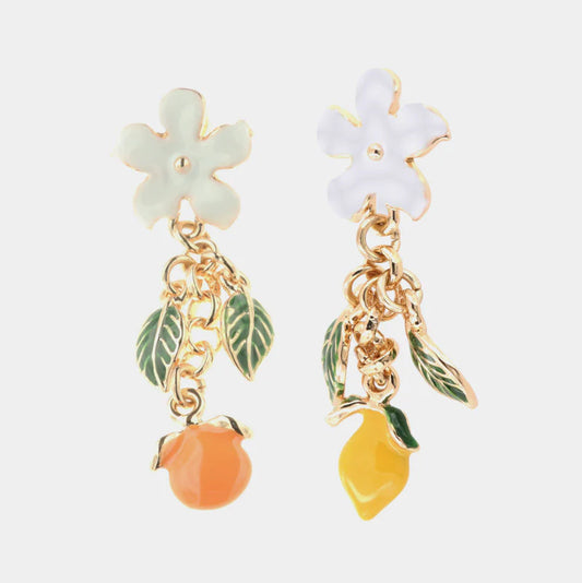 Orecchini asimmetrici BySimon della collezione Trinacria con base a fiore smaltato, pendenti dorati impreziositi da foglioline verdi e charm a forma di arancia e limone.