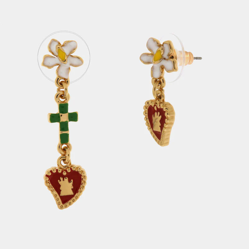 Orecchini pendenti BySimon della collezione Sacro con base a lobo a forma di fiore bianco, caratterizzati da una croce smaltata verde e un pendente a Cuore Sacro rosso con corona dorata centrale.
