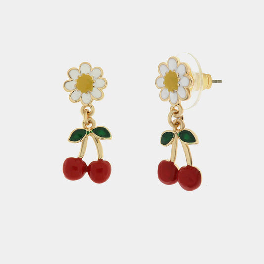 Orecchini pendenti BySimon della collezione Favignana con base a forma di margherita smaltata bianca e ciondoli dorati raffiguranti ciliegie rosse e foglie verdi