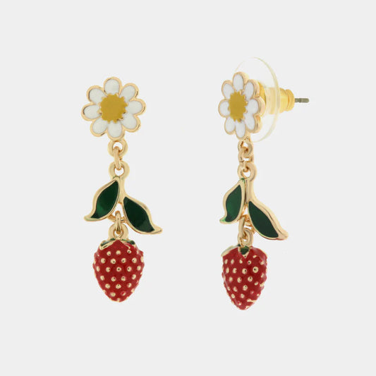 Orecchini pendenti BySimon della collezione Favignana con base a forma di margherita smaltata bianca e ciondoli dorati raffiguranti fragole rosse e piccole foglie verdi.