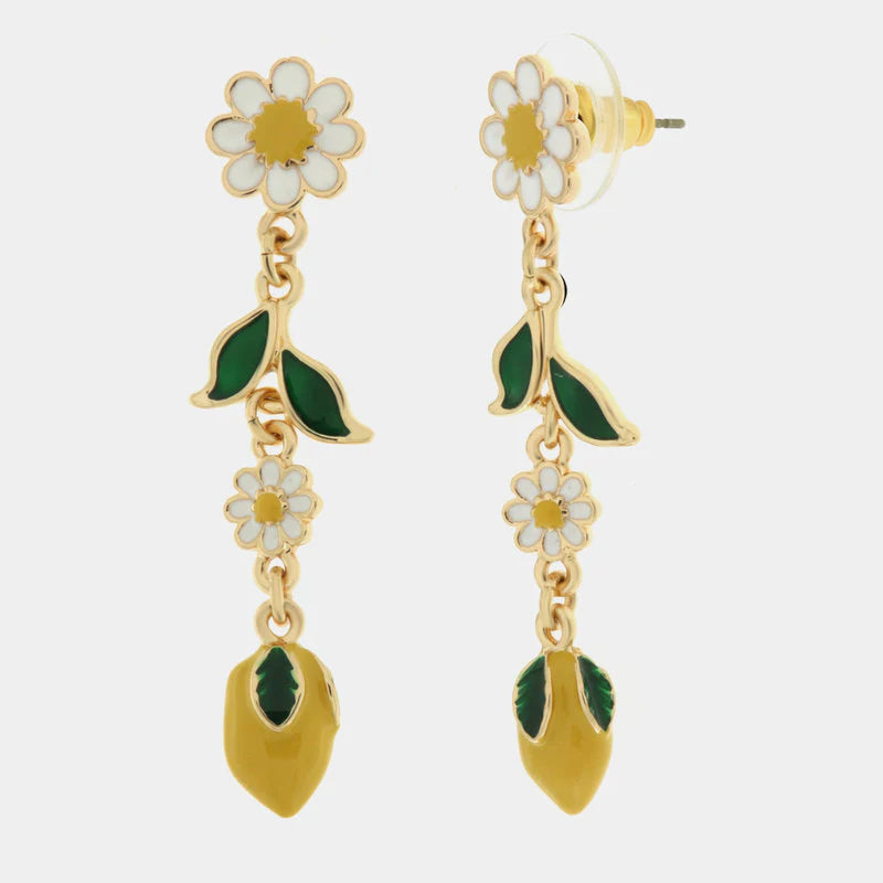 Orecchini pendenti BySimon della collezione Favignana con base a forma di margherita smaltata bianca e ciondoli dorati raffiguranti limoni gialli e piccole foglie verdi.