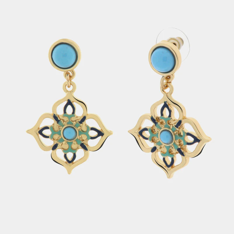 Questi orecchini pendenti dorati della collezione Sacro presentano un raffinato pendente a Croce di Malta traforata con smalti turchesi e blu. Il design è impreziosito da cabochon azzurri sia sul lobo che al centro del decoro, richiamando l'eleganza delle maioliche artigianali. Ideali per un look ricercato, questi orecchini con Croce di Malta fondono stile mediterraneo e finiture dorate lussuose.