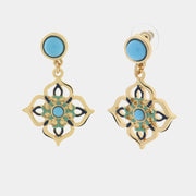 Questi orecchini pendenti dorati della collezione Sacro presentano un raffinato pendente a Croce di Malta traforata con smalti turchesi e blu. Il design è impreziosito da cabochon azzurri sia sul lobo che al centro del decoro, richiamando l'eleganza delle maioliche artigianali. Ideali per un look ricercato, questi orecchini con Croce di Malta fondono stile mediterraneo e finiture dorate lussuose.