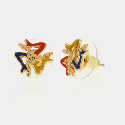 Orecchini a lobo BySimon della collezione Etna a forma di Trinacria dorata con dettagli smaltati in rosso, giallo e blu.