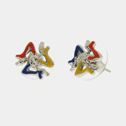Orecchini a lobo BySimon della collezione Etna a forma di Trinacria argento con dettagli smaltati in rosso, giallo e blu.