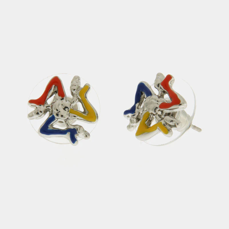 Orecchini a lobo BySimon della collezione Etna a forma di Trinacria argento con dettagli smaltati in rosso, giallo e blu.