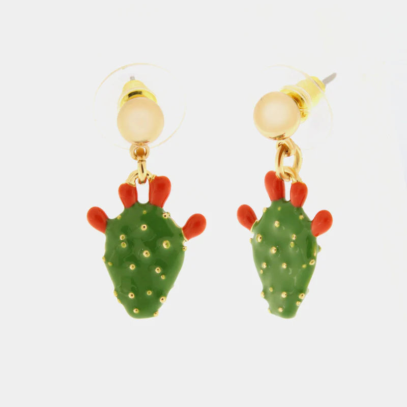 Orecchini pendenti BySimon della collezione Etna con base a lobo dorata e charm a forma di pala di fico d'india in smalto verde con frutti rossi.