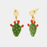 Orecchini pendenti BySimon della collezione Etna con base a lobo dorata e charm a forma di pala di fico d'india in smalto verde con frutti rossi.
