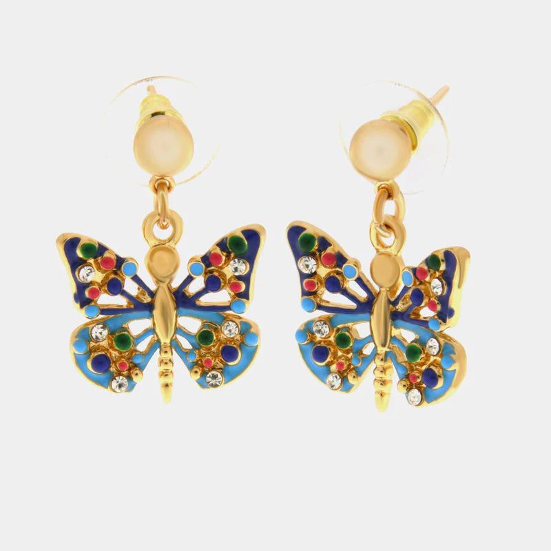Orecchini pendenti BySimon della collezione Favignana con base a lobo dorata, caratterizzati da un charm a forma di farfalla multicolore smaltata con dettagli in cristallo.