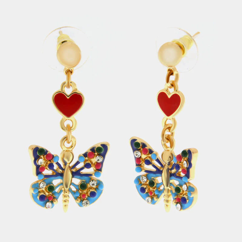 Orecchini pendenti BySimon della collezione Favignana con base a lobo dorata, caratterizzati da un charm a forma di cuore rosso e una farfalla multicolore smaltata con dettagli in cristallo.