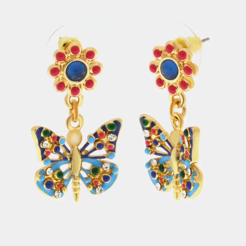 Orecchini pendenti BySimon della collezione Favignana con base a lobo a forma di fiori rossi con centro blu e struttura dorata, caratterizzati da un charm a forma di farfalla multicolore smaltata con dettagli in cristallo.