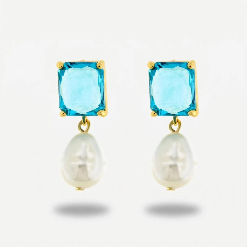 Orecchini a lobo con cristallo rettangolare sfaccettato azzurro e perla bianca a goccia pendente, su base dorata. Gioiello elegante, ideale per occasioni speciali e come idea regalo.