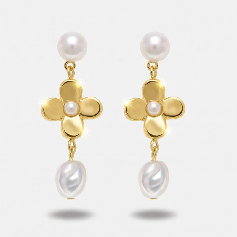 Orecchini pendenti con perla liscia, fiore a quattro petali dorato con perla centrale e perla barocca irregolare. Gioiello elegante in metallo dorato, ideale per occasioni speciali e come idea regalo.